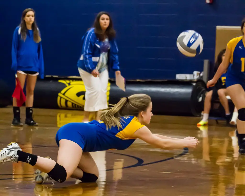 4 Best Volleyball Knee Braces & Sleeves For Support & Protection