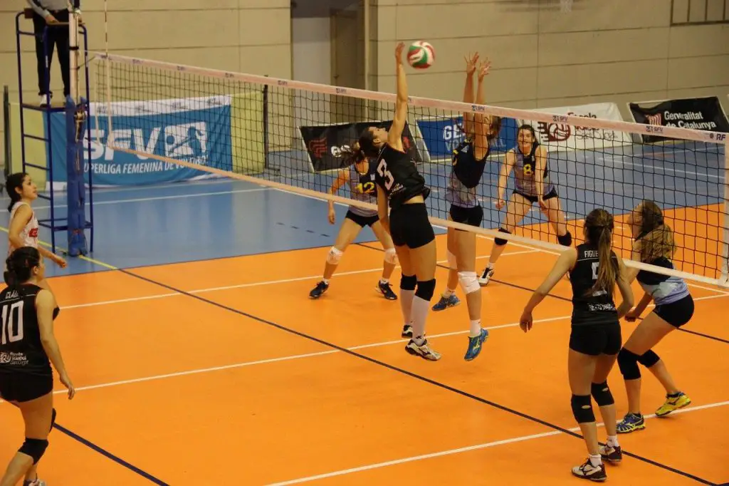 How To Set a Volleyball Without Noise (8 Tips) Volleyball Advice