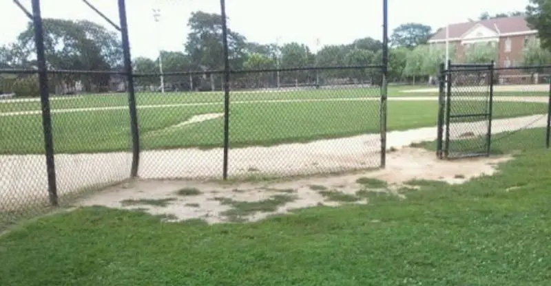Chopin (Frederic) Park Volleyball Court